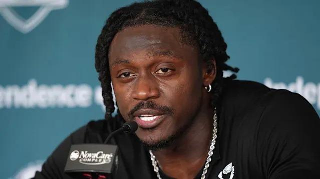 A.J. Brown Takes on Leadership Role, Mentors Philly’s Next Big Defensive Star