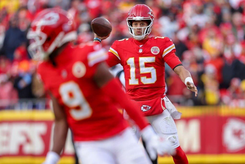 Post-game chaos at Arrowhead! Brian Branch attacks JuJu Smith-Schuster and ignores Patrick Mahomes’ handshake after Lions’ loss to Chiefs.