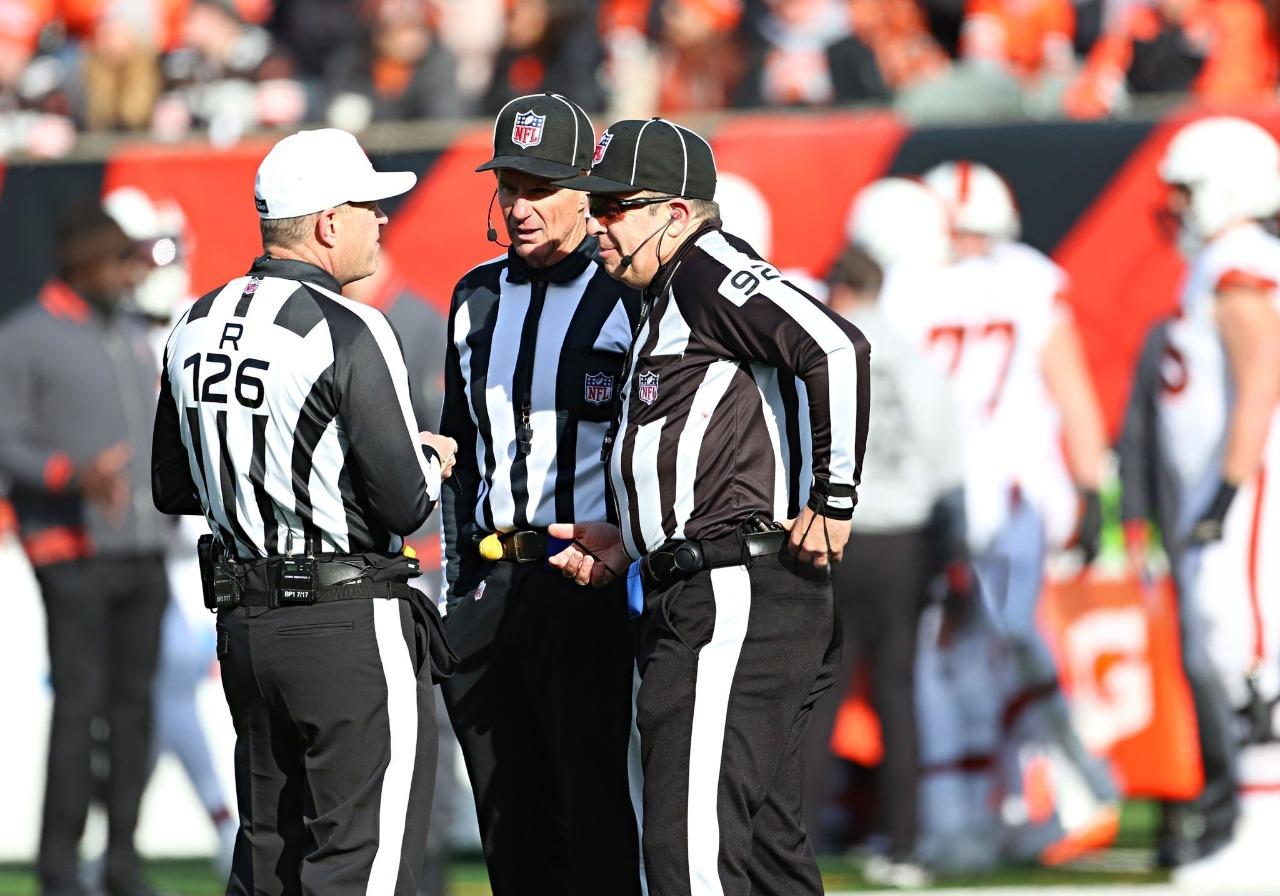 NFL Suspends Entire Officiating Crew Led by Brad Rogers After Controversial Finish in Chiefs–Jaguars Game