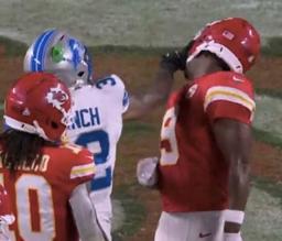 🚨 CHAOS AT ARROWHEAD! Lions’ Brian Branch PUNCHES Chiefs WR JuJu Smith-Schuster After Snubbing Mahomes’ Handshake — Benches Clear in Postgame Brawl! 💥😱👇