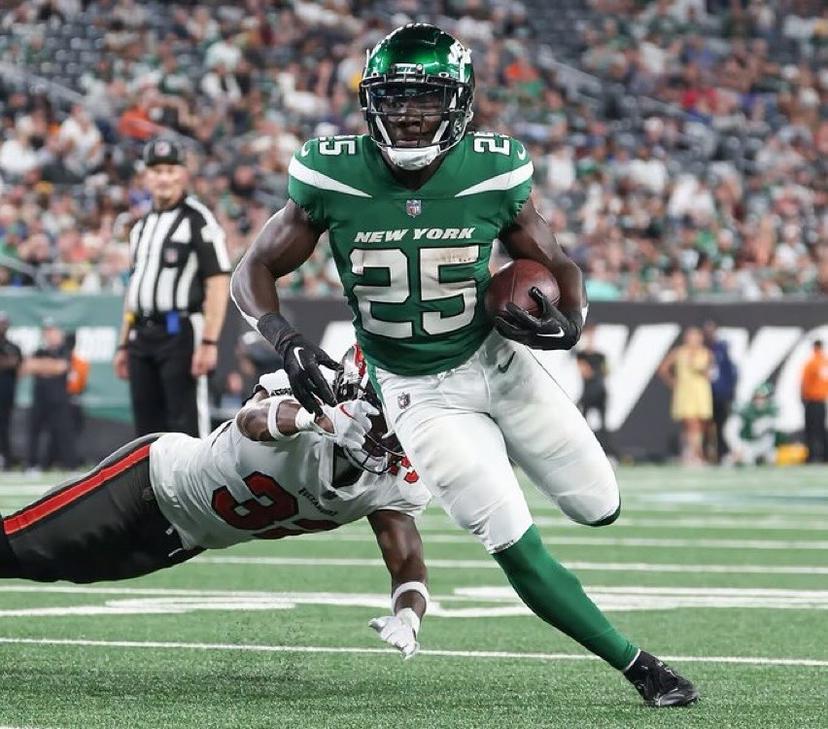 Dallas Cowboys Make Surprise Move, Sign Explosive Former All-American RB