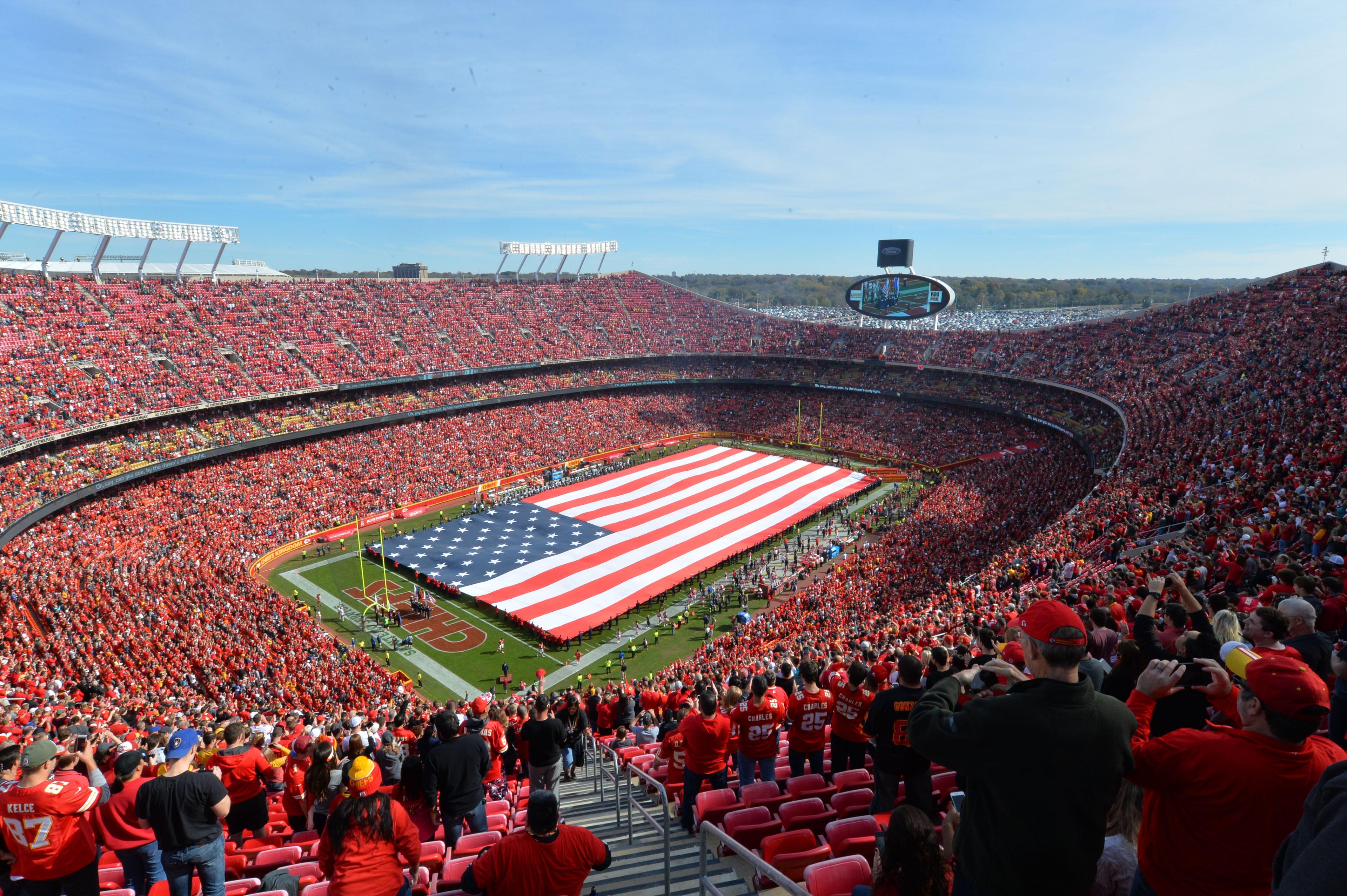 Chiefs Players Pause to Honor Military Veteran During Win Over Raiders — A Powerful Moment of Unity