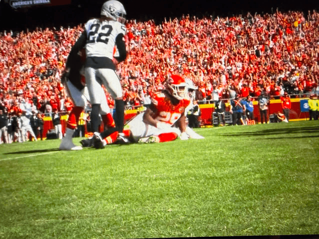 Breaking News: Chiefs’ Key Running Back Suffers Serious Injury During Game Against Raiders