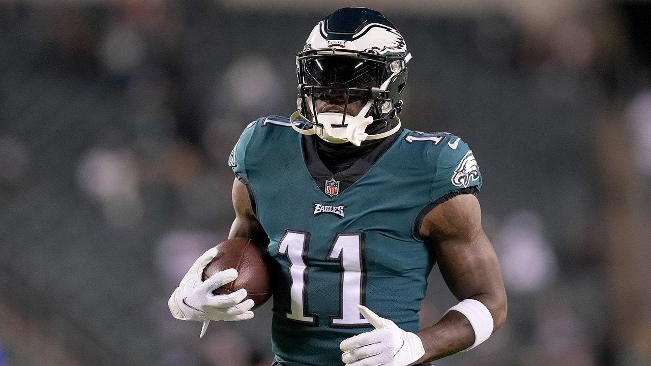 AJ Brown của Eagles giải quyết những tin đồn về tình trạng hỗn loạn trong  phòng