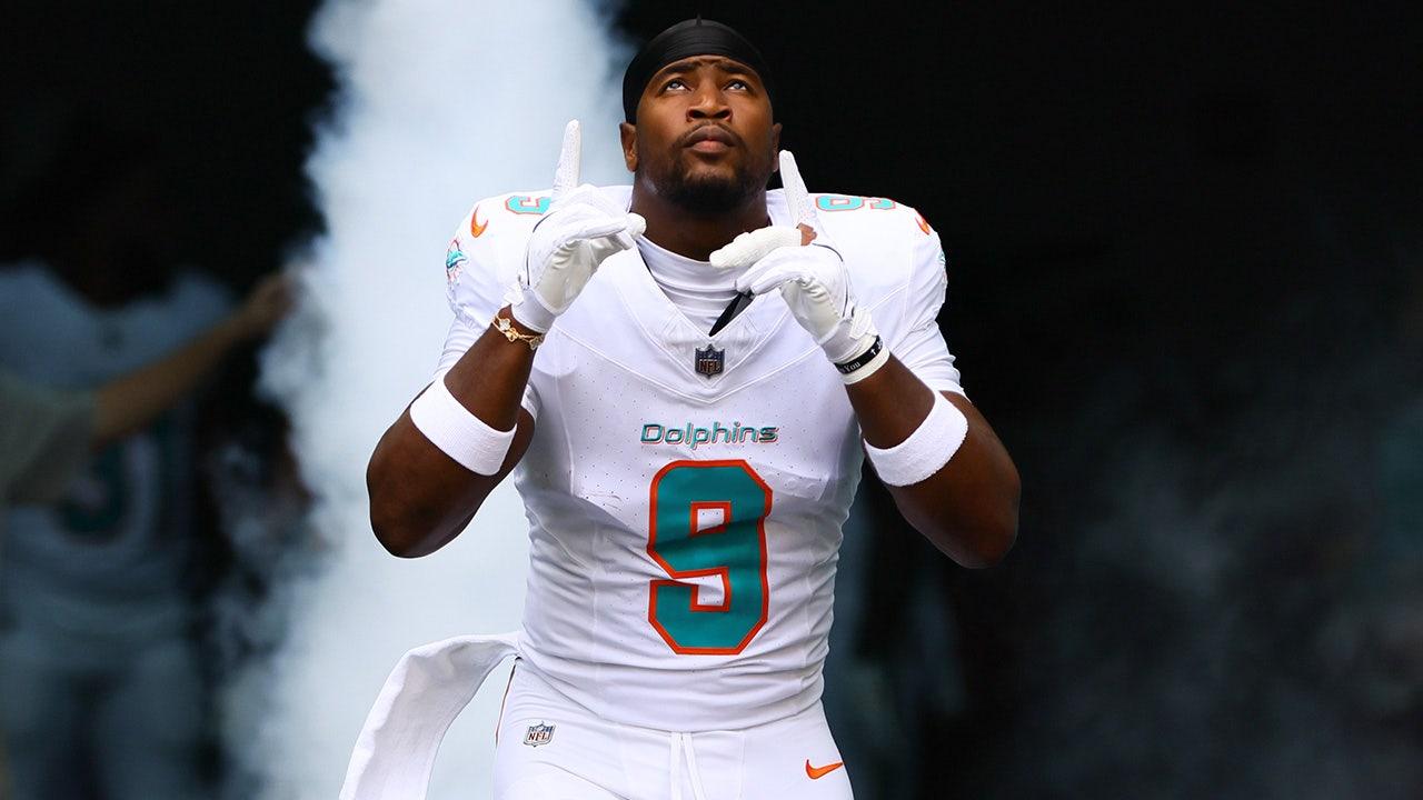 Jonnu Smith của Dolphins nói rằng đồng đội Calais Campbell là 'giống như  LeBron James của NFL'