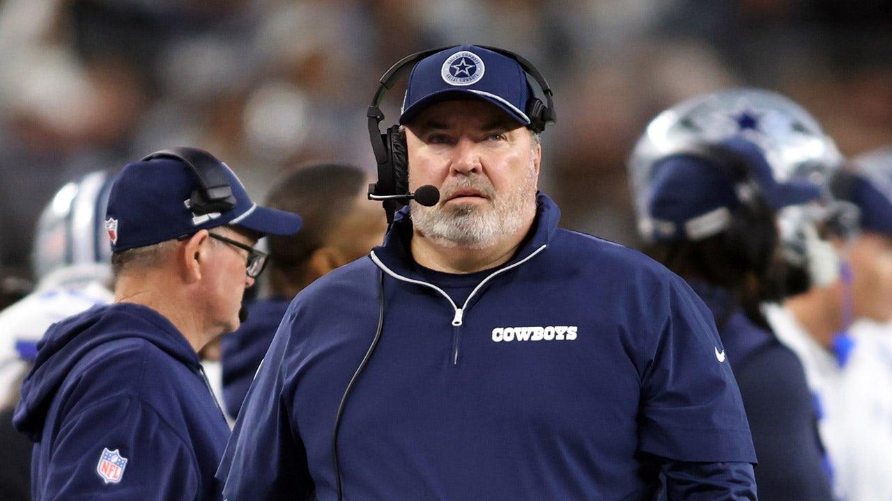 Huấn luyện viên đội Cowboys Mike McCarthy chia sẻ cái ôm tưng bừng với chủ  sở