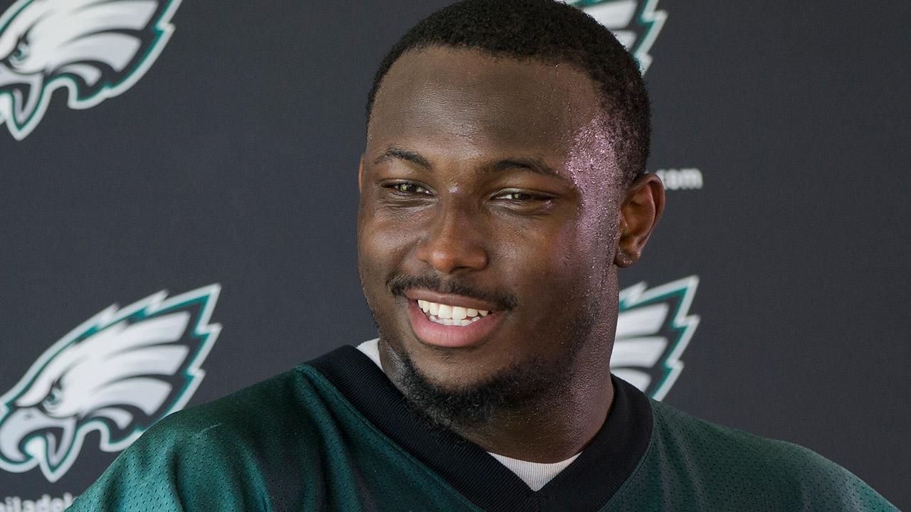 Philadelphia Eagles RB LeSean McCoy responds to burger tip controversy - ABC7 Los Angeles